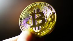 比特币大跳水跌破10万美元 