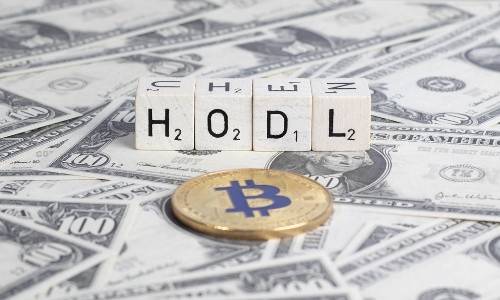 比特币飙升至 122 万美元受 ETF 流入和企业购买推动接近历